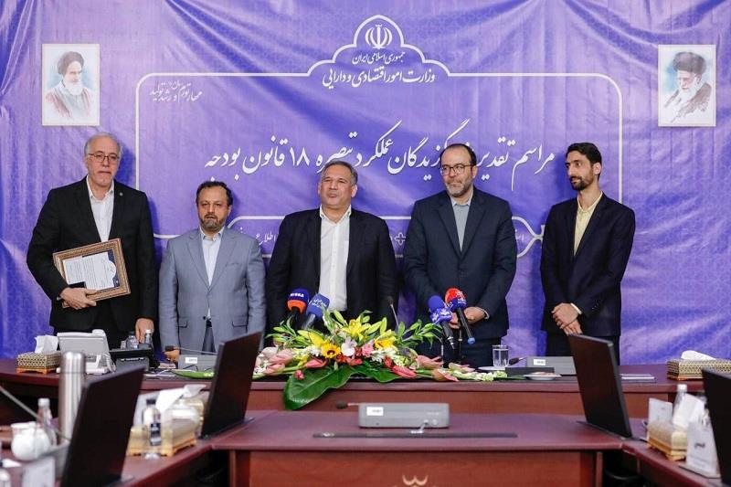  قدردانی وزیر امور اقتصادی و دارایی از مدیرعامل بانک مسکن