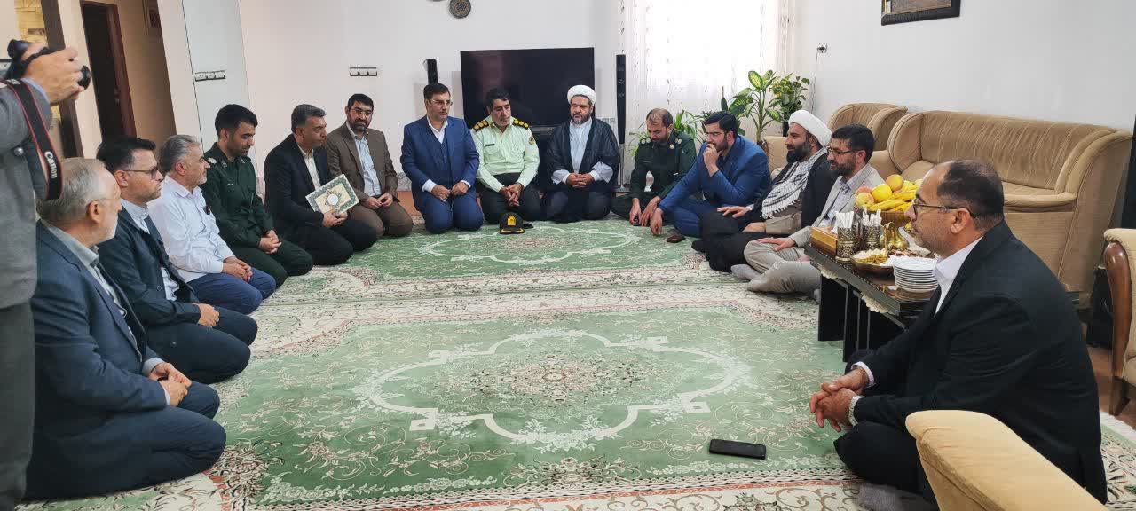 دیدار مدیرعامل شرکت آلومینای ایران و مسئولین شهرستان جاجرم با تعدادی از خانواده های معظم شهدا و ایثارگران عزیز به مناسبت گرامیداشت هفته دفاع مقدس 