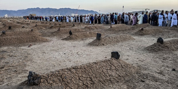 ماموران سعودی مانع ایستادن و عکس گرفتن زائران در بقیع شدند