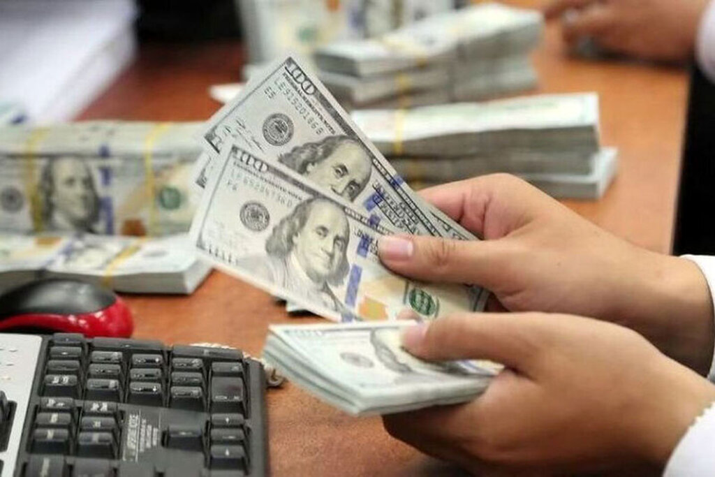 نرخ فروش دلار در صرافی‌های بانکی افزایشی شد