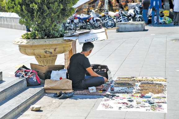از آنلاین‌شاپ تا دست‌فروشی؛ مشاغل کوچک چگونه در اقتصاد جنگی زنده مانده‌اند؟