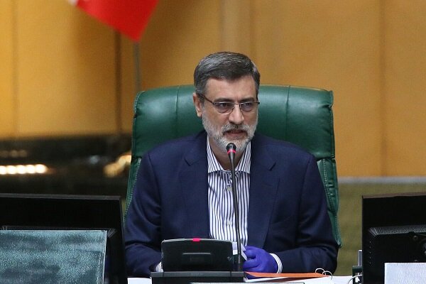 قاضی زاده هاشمی: دولت همه چیز را رها کرده/وضعیت اقتصادی غیرقابل تحمل شده است