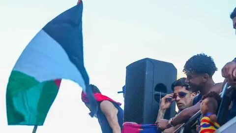چرا یامال پرچم فلسطین را به دست گرفت؟ خشم صهیونیست‌ها از ستاره بارسلونا