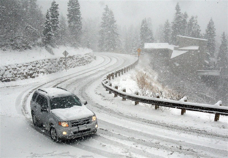 برف و باران در جاده‌های 18 استان 7 محور شریانی مسدود شد 