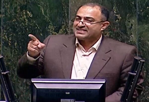 عضو فراکسیون مستقلین: برخی به بهانه دفاع از ارزش‌ها به نهادهای تصمیم‌گیر توهین می‌کنند