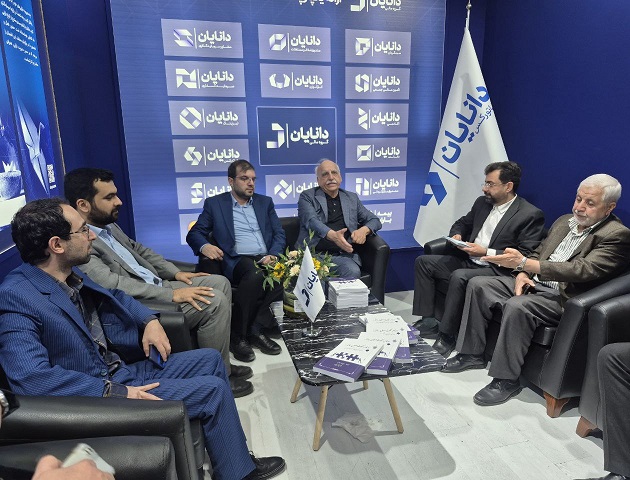رونمایی کتاب «ادغام، تملک و اصلاح ساختار» در غرفه گروه مالی دانایان در کیش اینوکس 2025