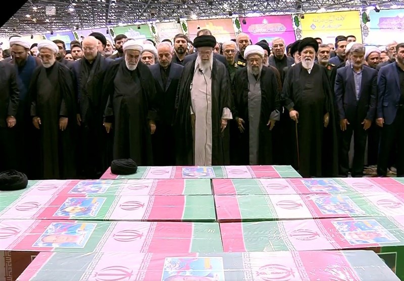  اقامه نماز رهبر انقلاب بر پیکر شهید رئیسی و شهدای خدمت