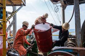 قیمت نفت تحت تاثیر ریسک‌های ژئوپلیتیکی ونزوئلا نوسان کرد