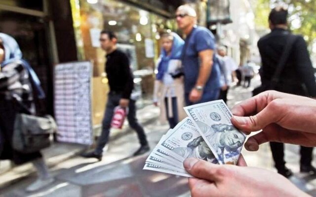 معمای ارزان‌فروشی دلار در تهران / چرا دلالان ایران‌چک می‌خواهند؟