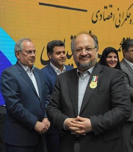اعطای «نشان ملی مدیریت کسب و کار سال کشور» در حوزه حکمرانی اقتصادی به محمد شریعتمداری