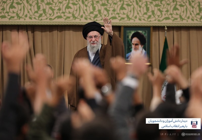 امام خامنه‌ای: تسخیر سفارت هویت حقیقی دولت آمریکا را روشن کرد 