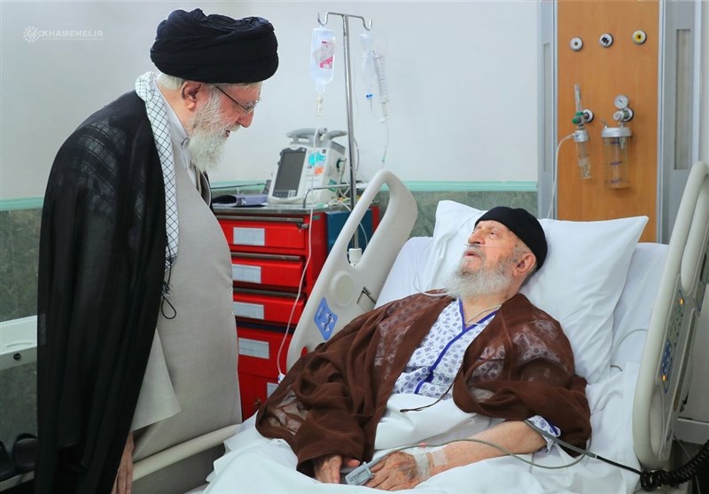  فیلم عیادت امام خامنه‌ای از آیت الله مکارم شیرازی 