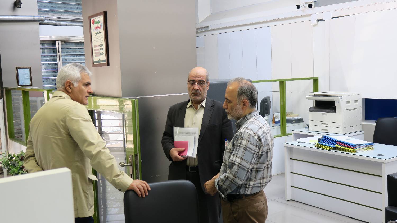  عزل رئیس شعبه پونک به دستور مدیرعامل پست بانک ایران به جهت عدم حضور در شرایط بحرانی و لزوم خدمت رسانی به مشتریان 