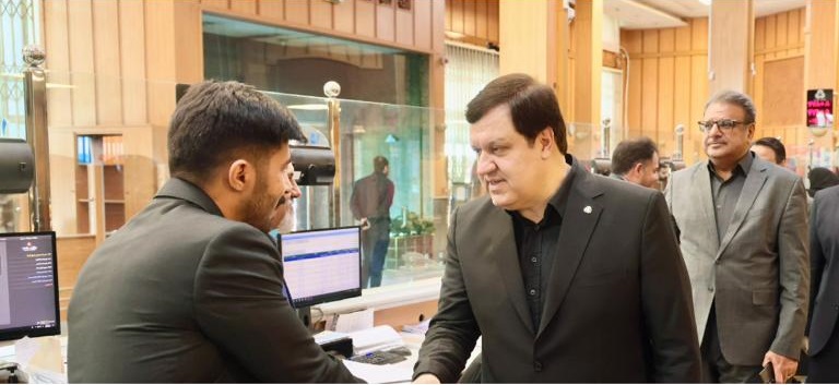 بازدید مدیرعامل بانك ملت از روند خدمت رسانی به مشتریان در شعب و واحدهای ستادی بانك