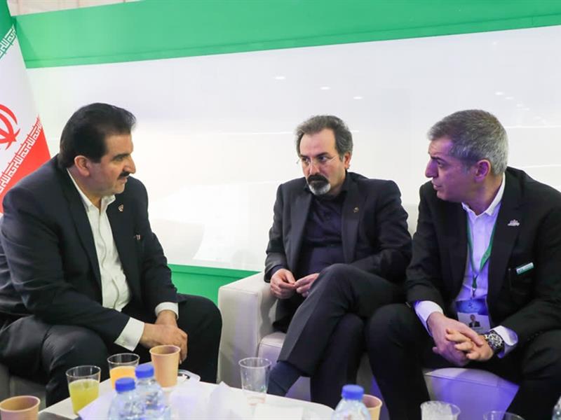 بازدید مدیرعامل بانک رفاه از غرفه پتروشیمی مسجدسلیمان در پتروکم کیش