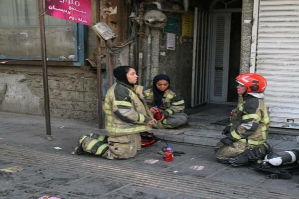 نقش پر رنگ بانوان آتش‌نشان در جنگ؛ نجات ۴۲۷ شهروند از مرگ حتمی