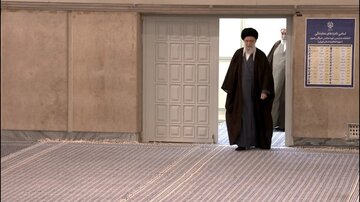  ۲ تصویر متفاوت از رأی دادن رهبر انقلاب در ۱۱ اسفند و ۲۱ اردیبهشت