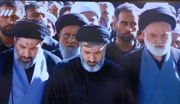 حاشیه‌های نماز؛ حضور فرزندان رهبر شهید در نماز بر پیکر پدر