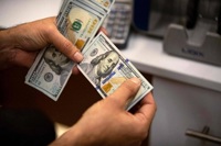 سیاست ۱۰ هزار دلاری زیر تیغ مجلس؛ مهار بازار یا تحریک تقاضا؟